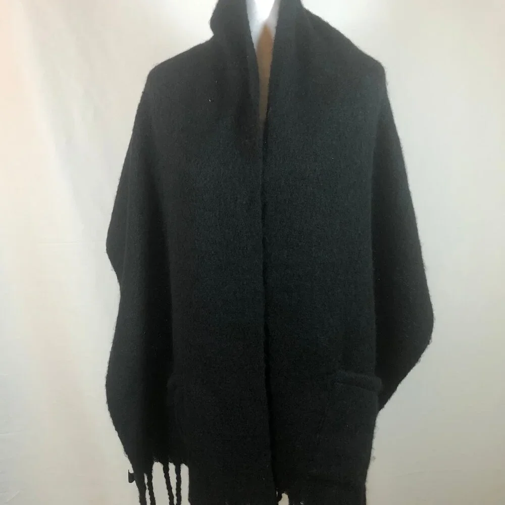 🖤 Steve Madden Black Knit Fringe Shawl w/ Front Pockets — One Size